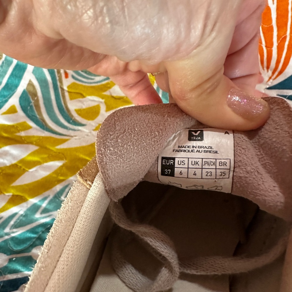 Veja V-90 Cream and Pastels Sneakers - Picture 5 of 8